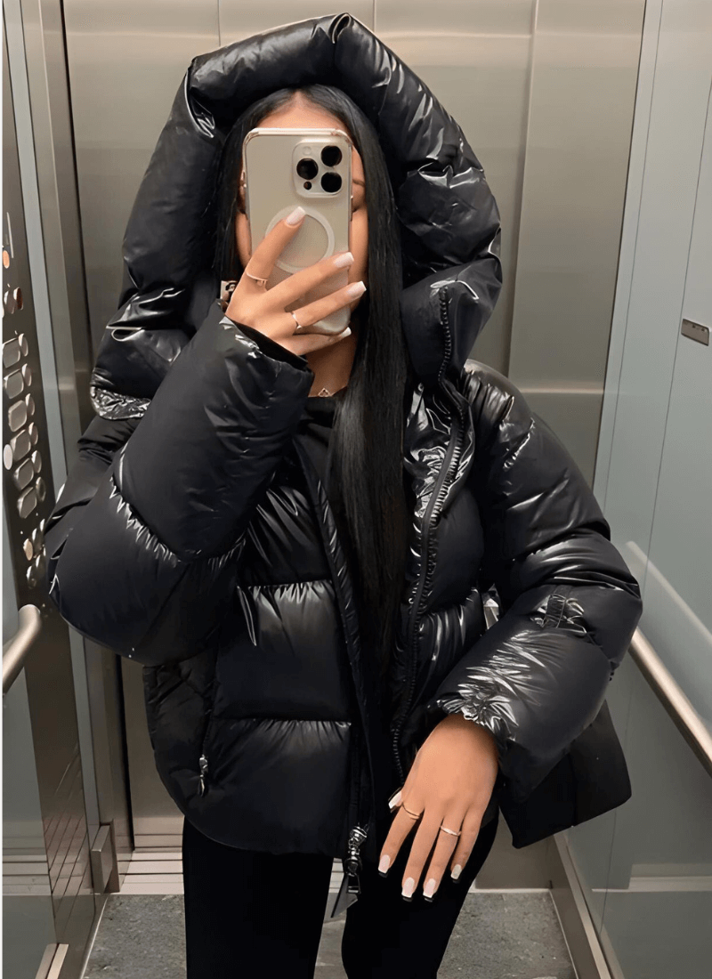 Stylish women's slim-fit puffer coat, perfect for trendy autumn and winter fashion. Warm and modern outerwear.
