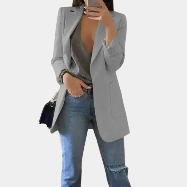 Elegant women's slim fit longline blazer. Tailored jacket in a sophisticated design for versatile women's fashion.