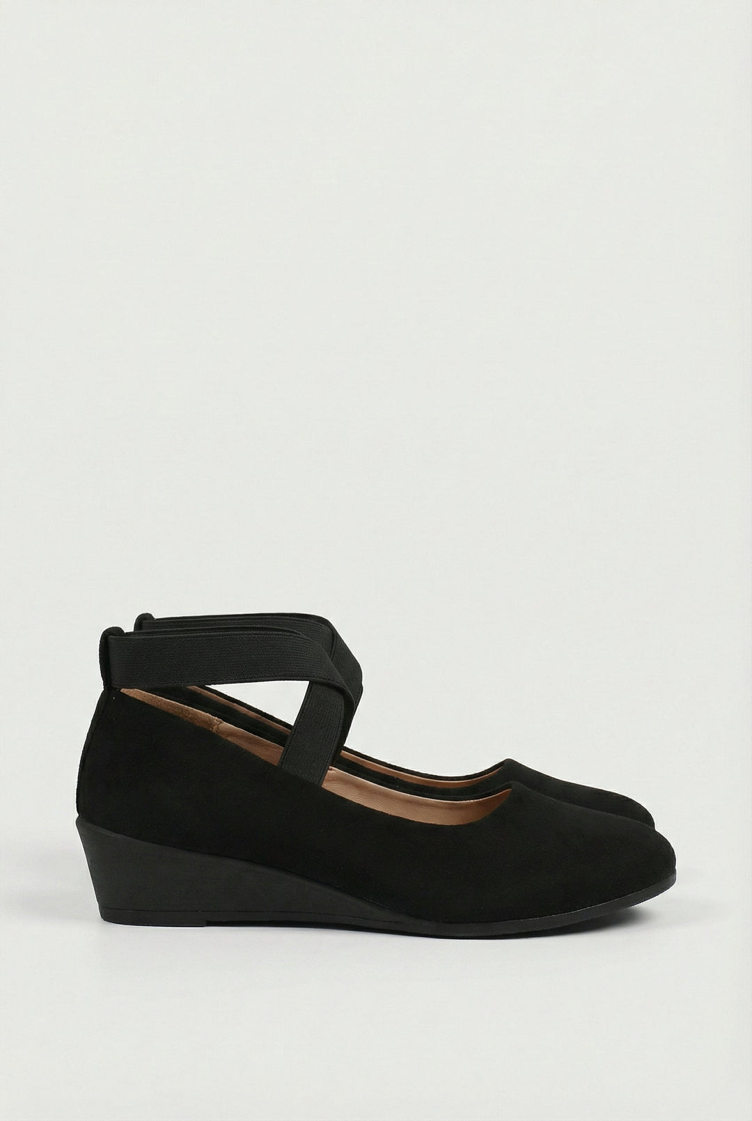Comfortable women's slip-on shoes, perfect for versatile everyday fashion. Cushioned for easy wear.