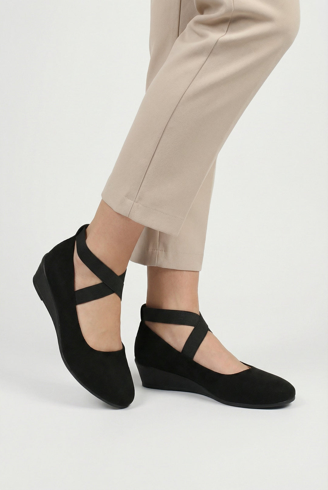 Versatile women's slip-on shoes with a cushioned fit, ideal for daily casual wear.