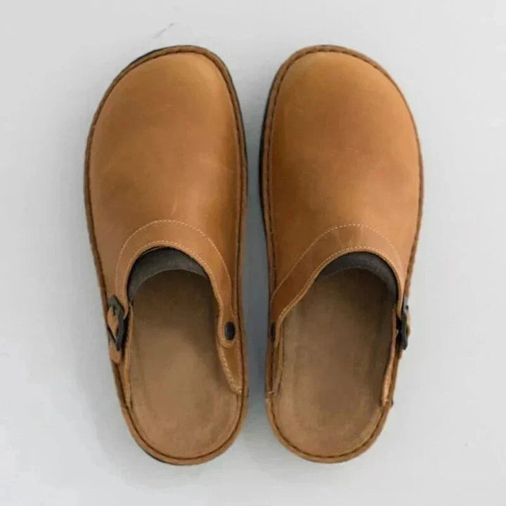 Chic women's open-toe flat sandals featuring unique contrast stitching, easy slip-on design.