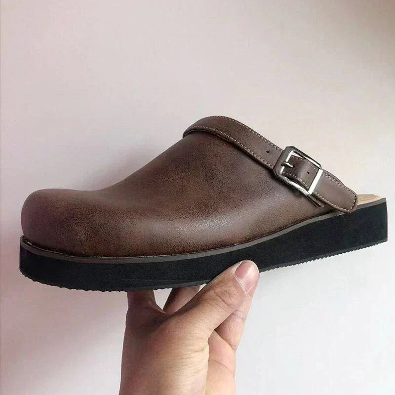 Easy-to-wear women's slip-on flat sandals, great for summer, featuring subtle contrast stitching.