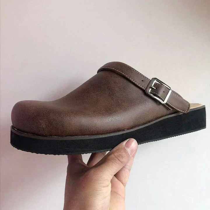 Easy-to-wear women's slip-on flat sandals, great for summer, featuring subtle contrast stitching.