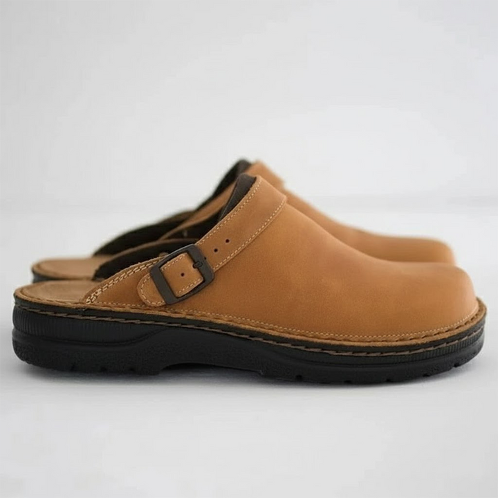 Casual women's slip-on flat sandals with contrast stitching, perfect for summer strolls or relaxed days.