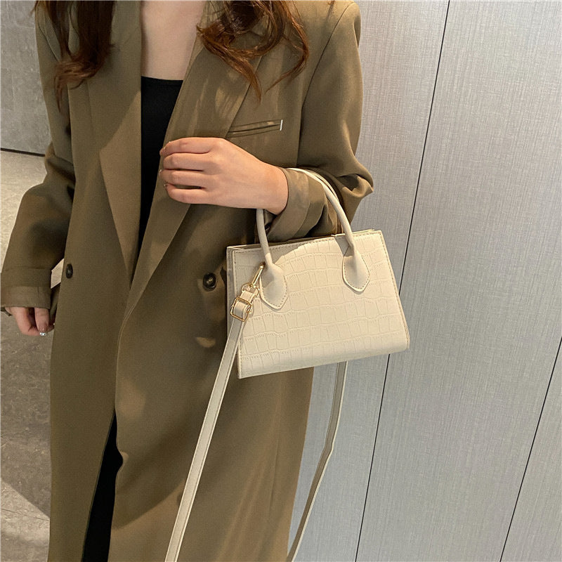 Fashionable women's small clutch handbag in black, a chic accessory for evening and daily use.