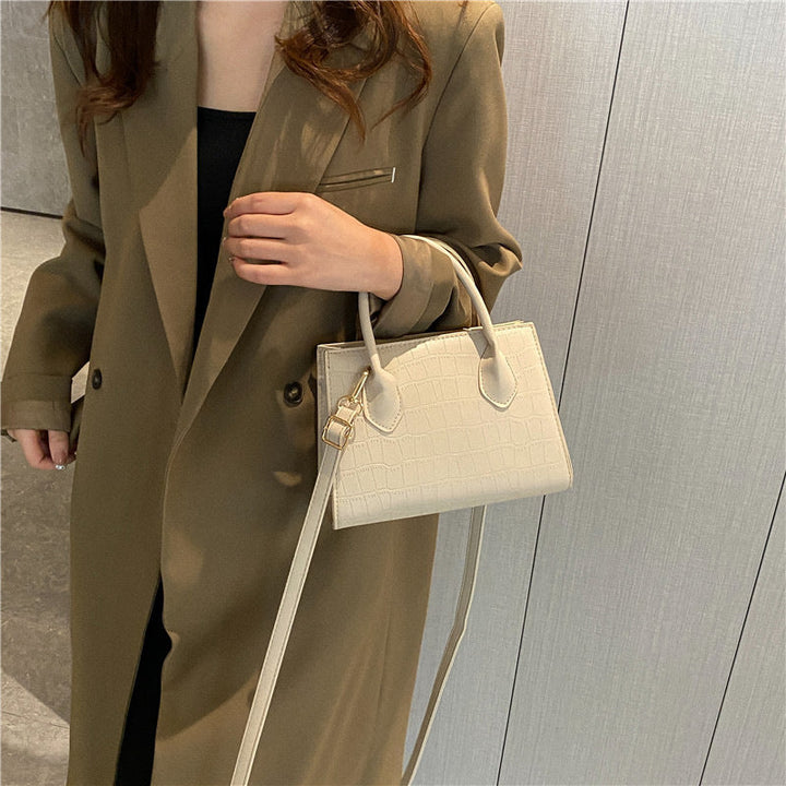 Fashionable women's small clutch handbag in black, a chic accessory for evening and daily use.