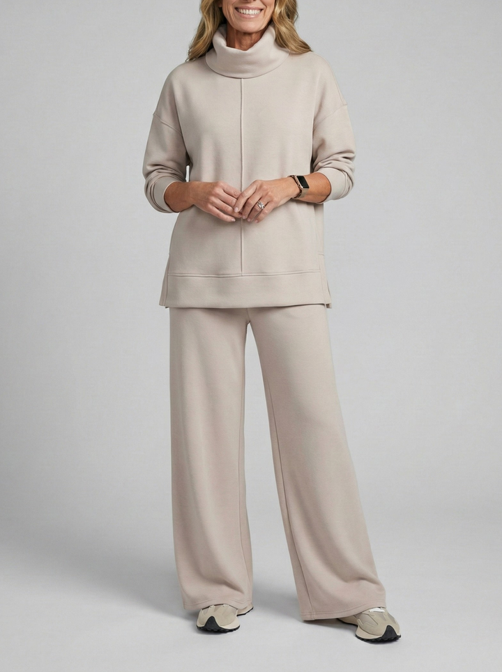 Comfortable women's two-piece loungewear set in a soft, elegant fabric for daily wear.