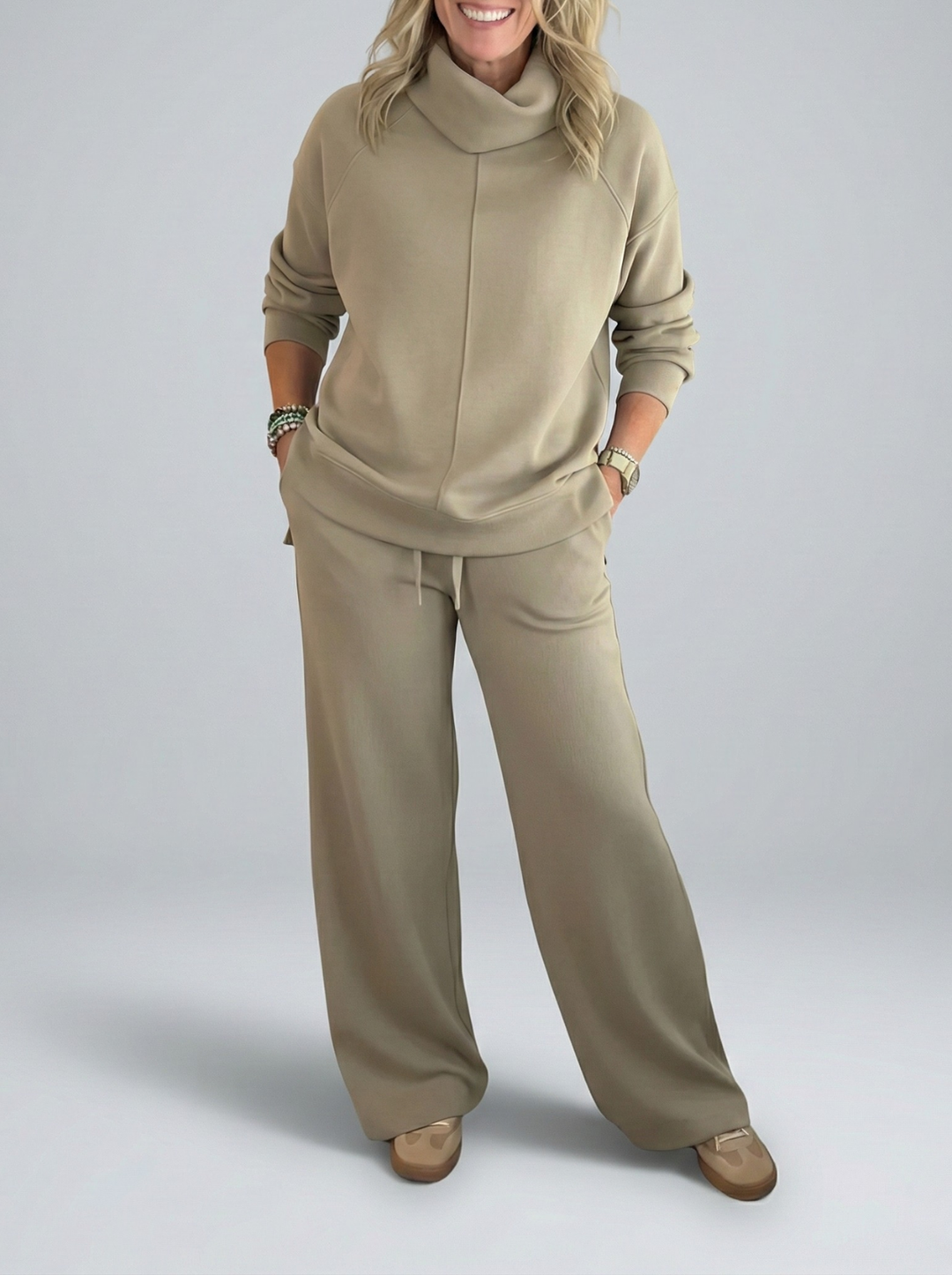Soft and comfortable women's two-piece outfit, an elegant choice for everyday loungewear.