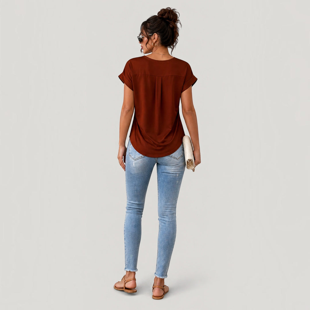 Chic women's casual t-shirt in a relaxed fit, ideal for versatile everyday wear and summer fashion.