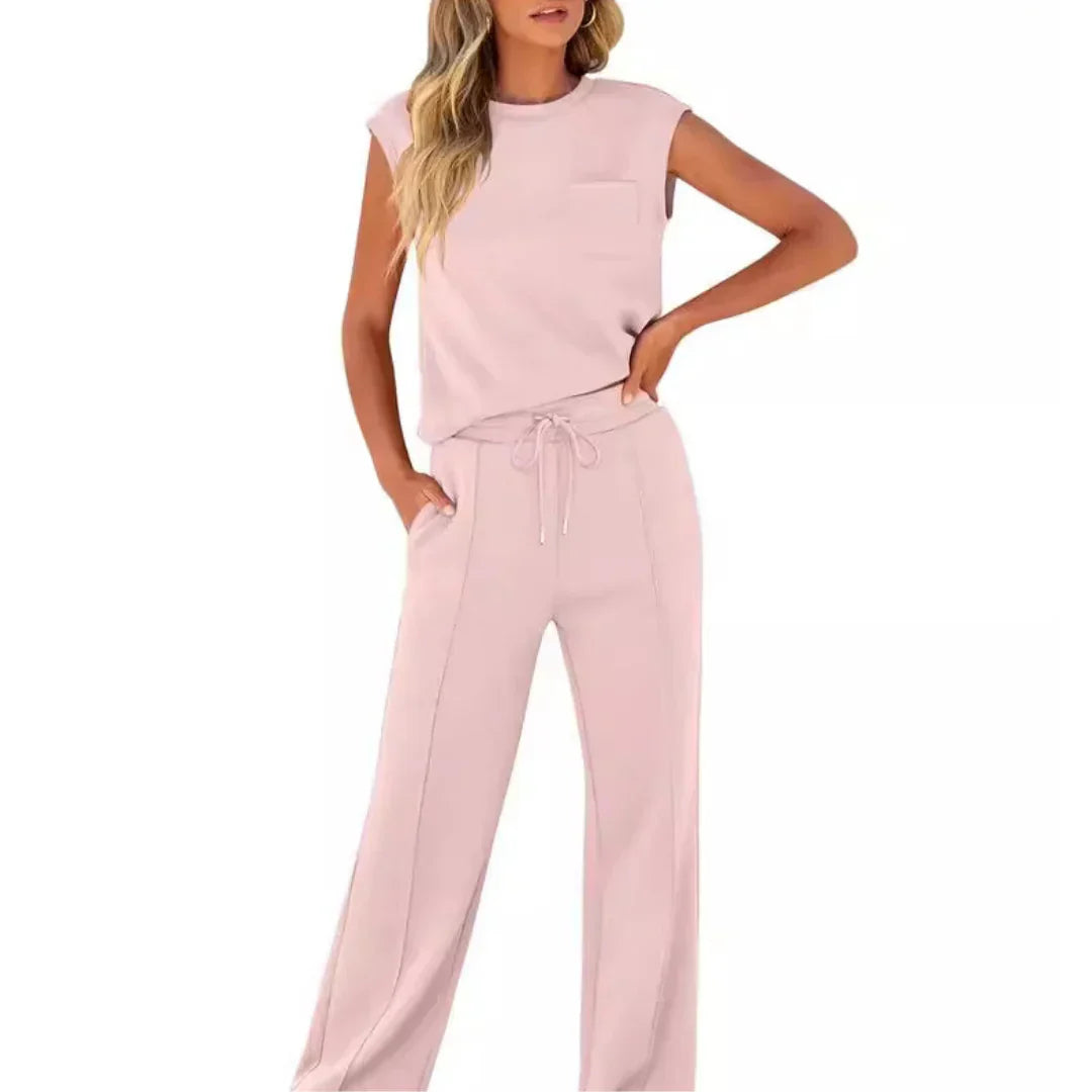 Breathable women's lounge set in soft fabric. This two-piece summer outfit offers a relaxed and comfortable fit.