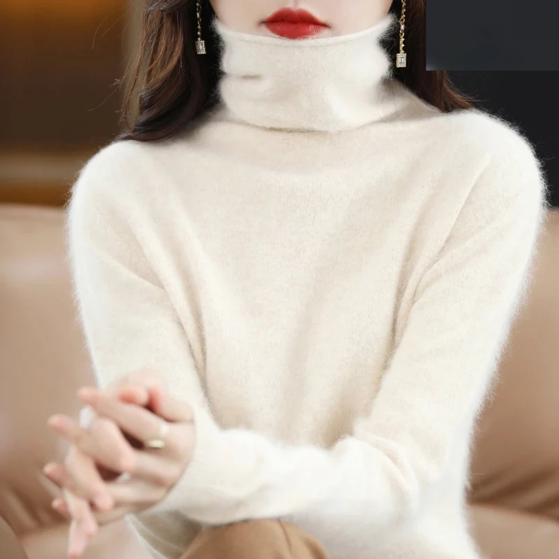 Versatile women's turtleneck pullover, combining softness and style for any casual occasion.