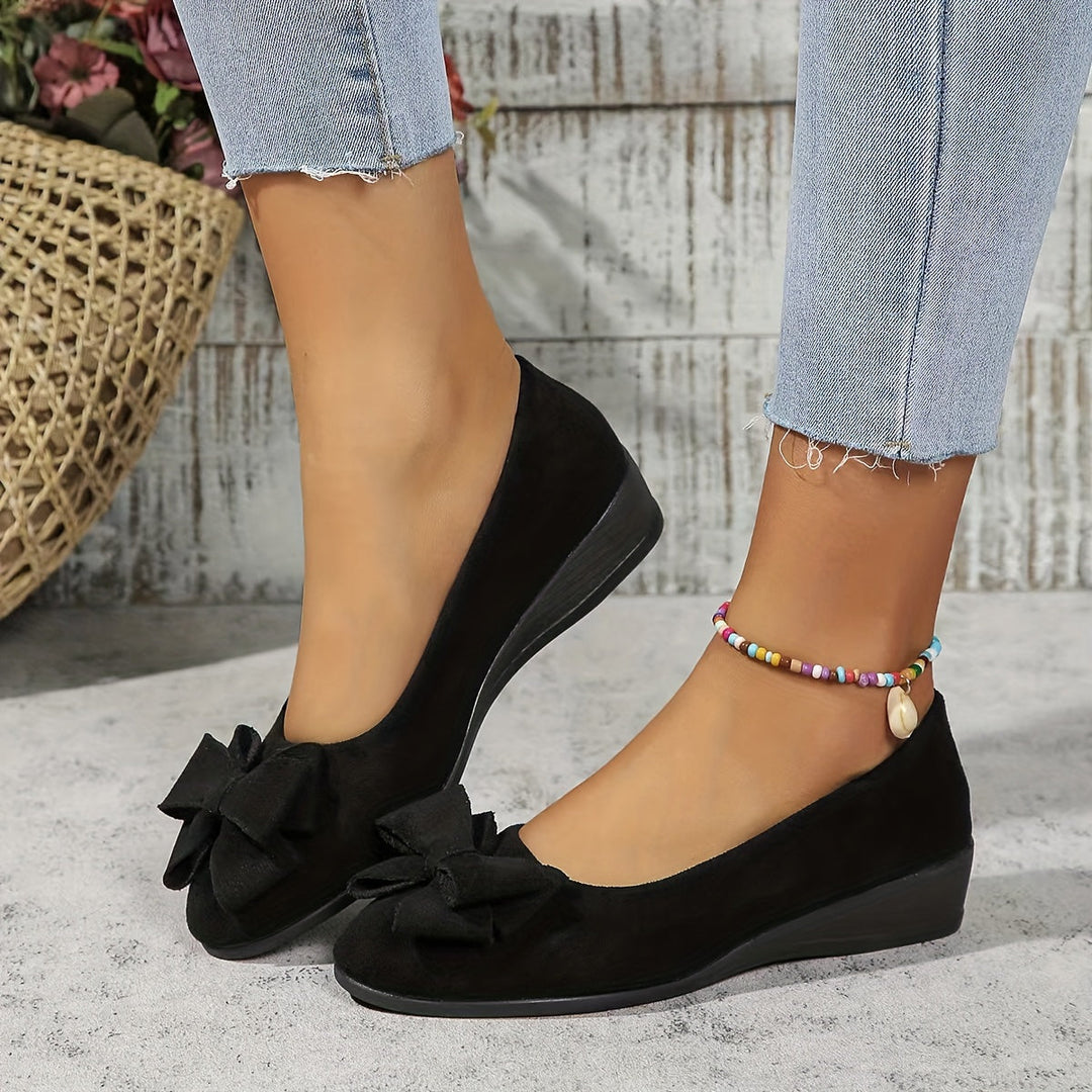 Comfortable women's flats, perfect for walking, blending chic style with essential foot support.