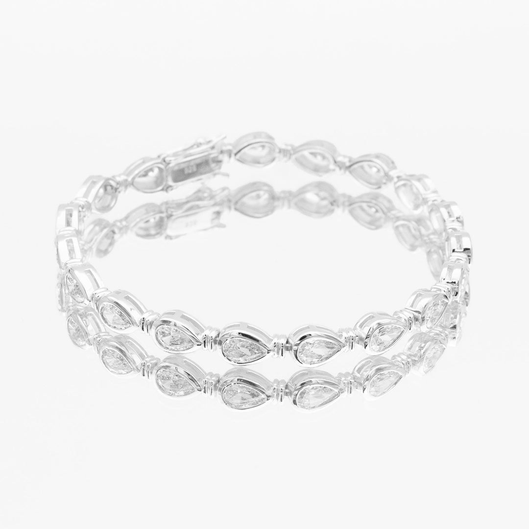 Close-up of the women's padel bracelet: brilliant pear stones in gold vermeil on polished sterling silver.