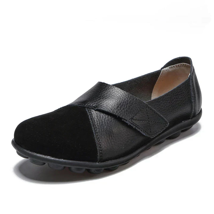 Elegant stitched women's flats, offering round-toe comfort and an easy slip-on style.