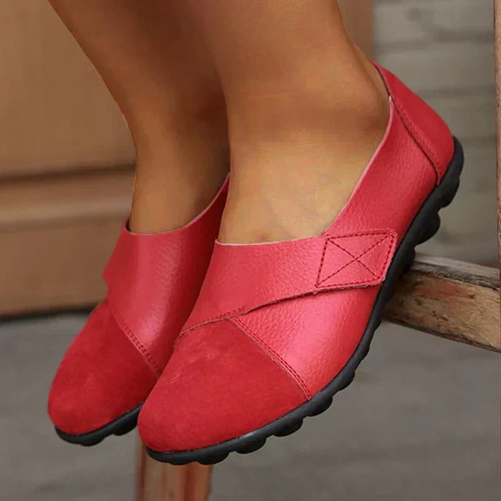 Stylish women's slip-on flats featuring a comfortable design and elegant stitched details.