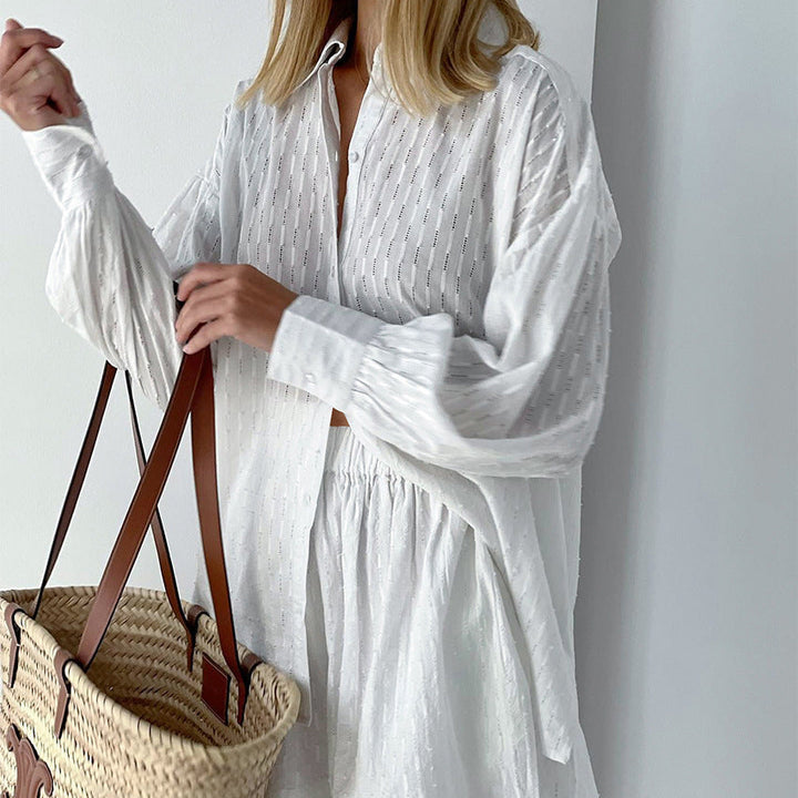 Effortless two-piece striped women's outfit: oversized top & matching shorts. Ideal for summer vacation.