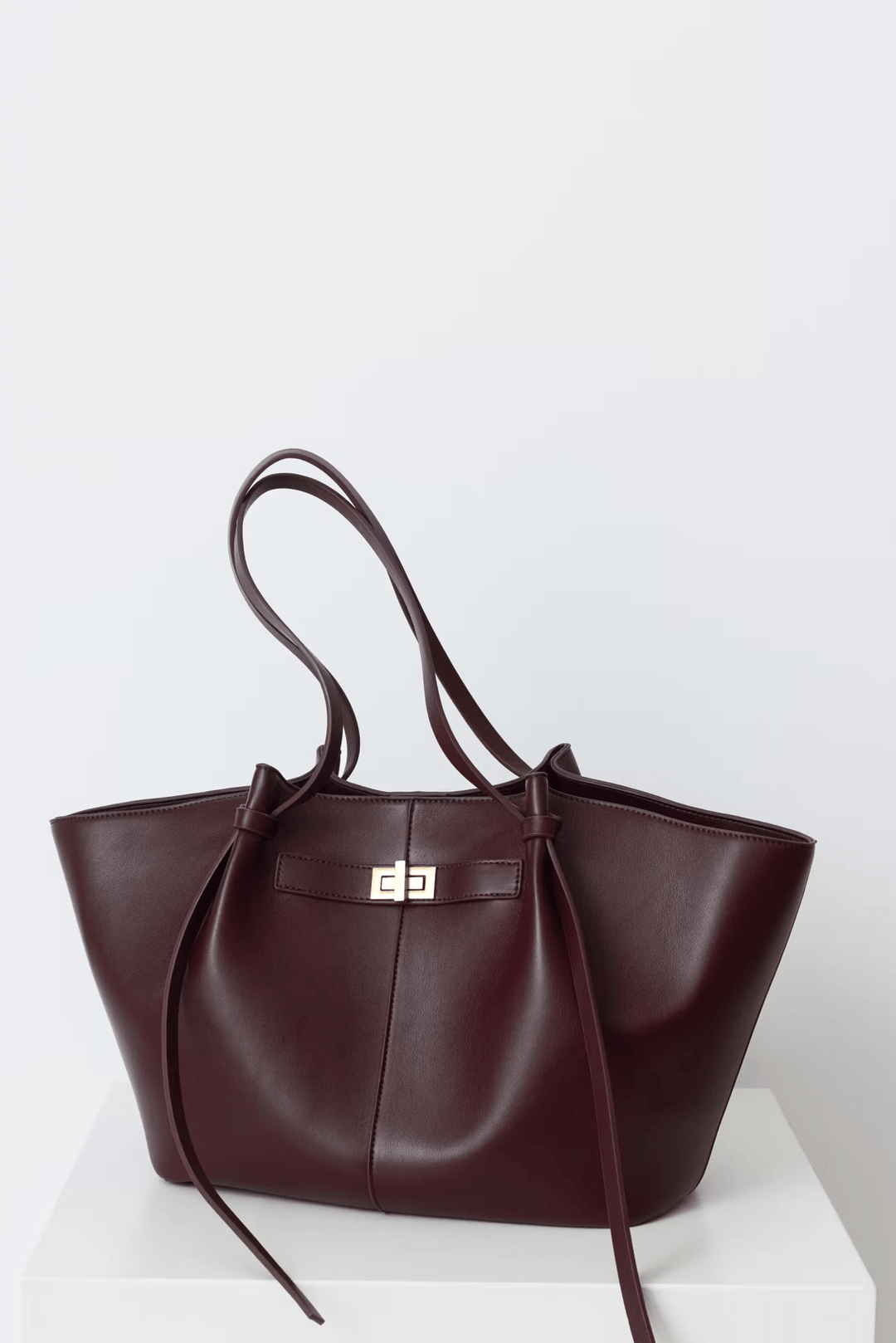 Sleek women's elegant gold-detailed shopper bag, a structured tote for a modern, sophisticated look.