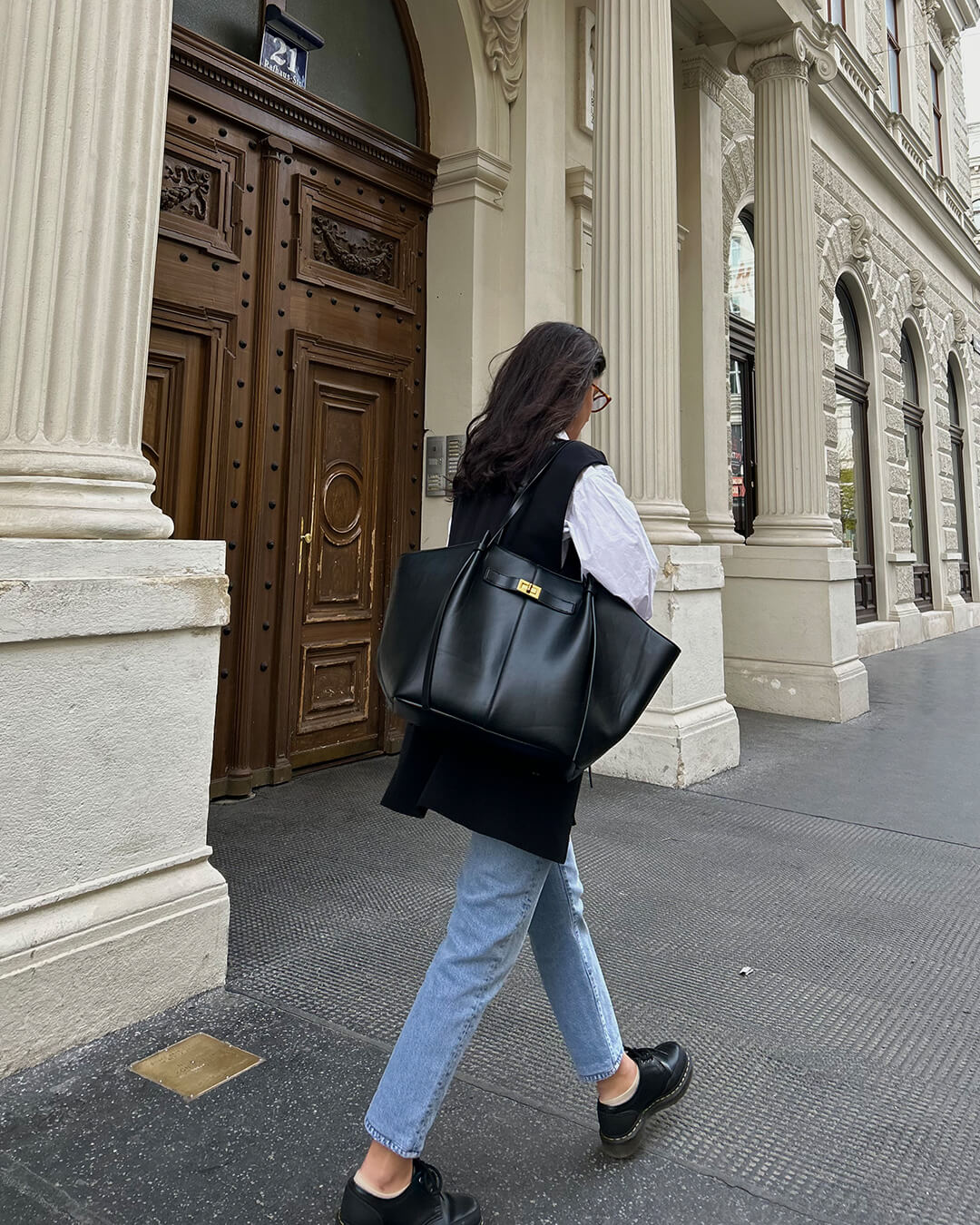 Elegant gold-detailed shopper bag for women, ideal as a fashion handbag or office accessory.