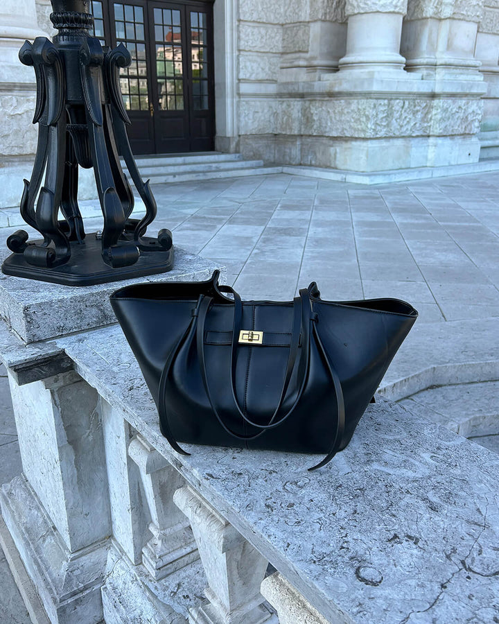 Chic women's daily bag: a structured shopper with elegant gold-tone accents & comfortable shoulder straps.