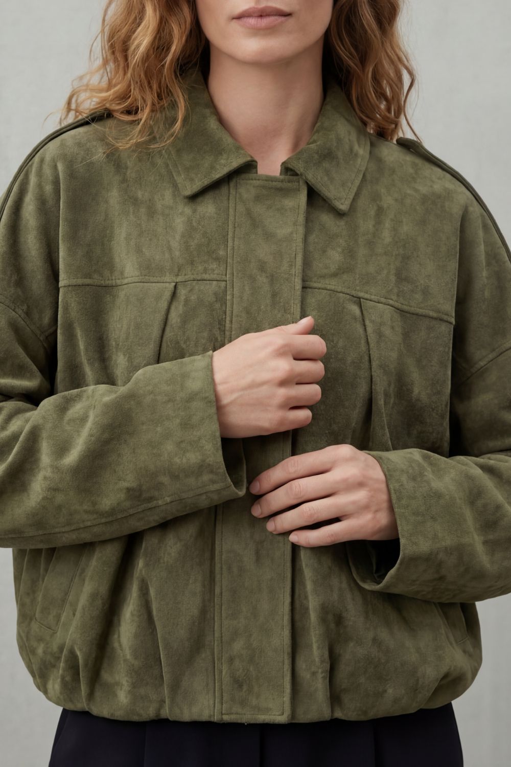 Modern women's bomber jacket with structured volume, an elegant and versatile outerwear piece for effortless style.