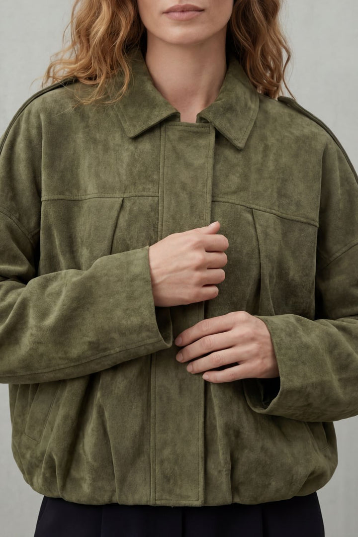 Modern women's bomber jacket with structured volume, an elegant and versatile outerwear piece for effortless style.