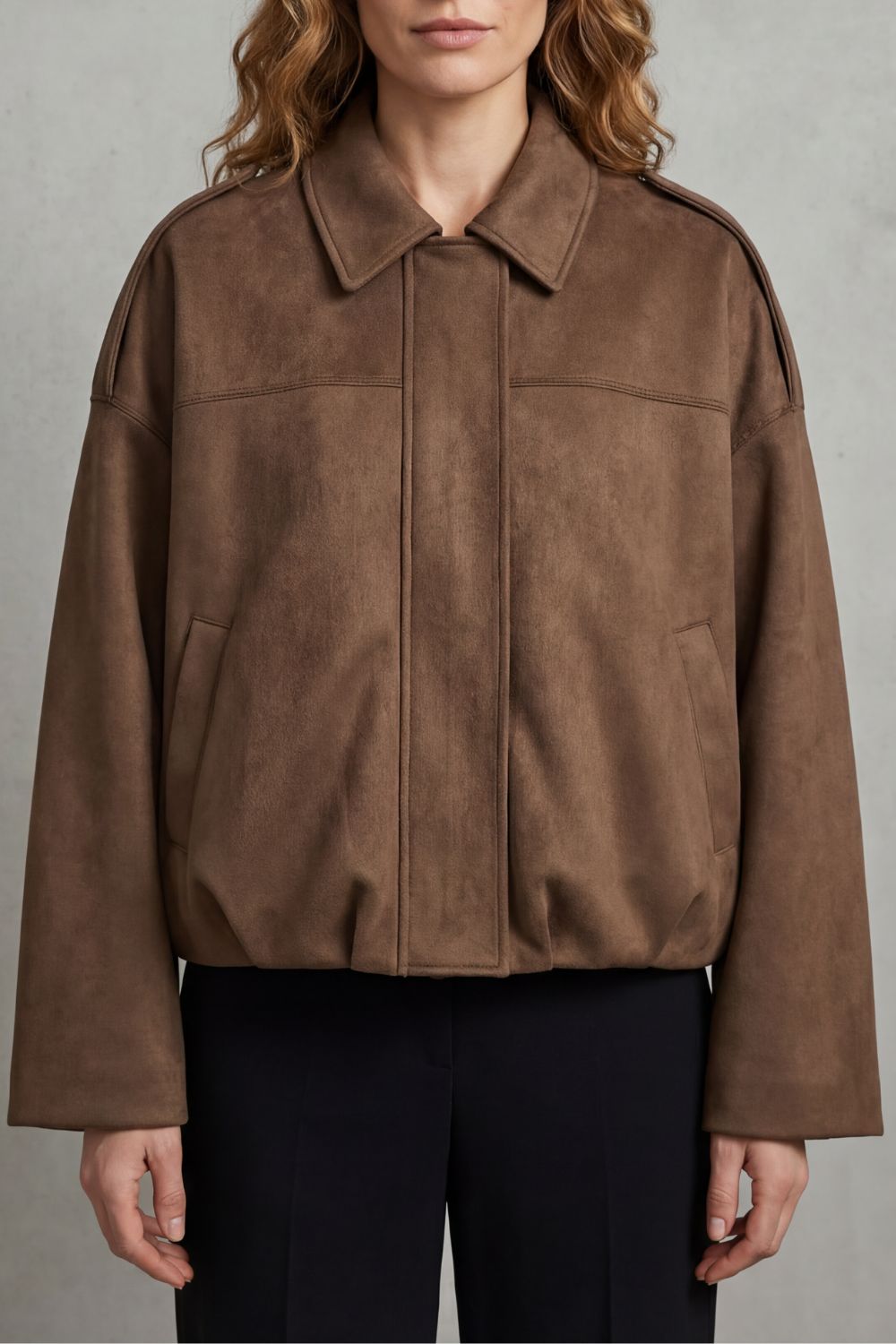 Versatile women's structured volume bomber jacket, ideal for both casual and elegant modern outfits.