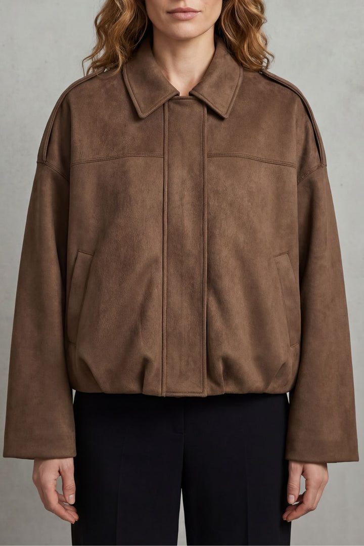 Versatile women's structured volume bomber jacket, ideal for both casual and elegant modern outfits.