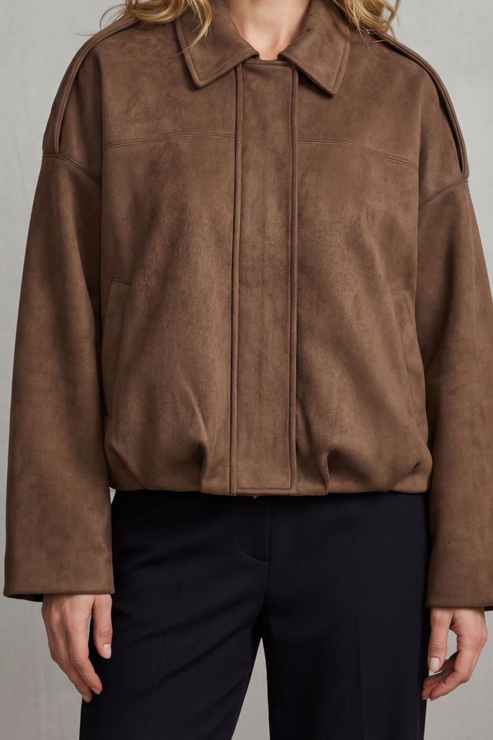 Women's stylish bomber jacket, structured and voluminous, a modern outerwear piece for effortless elegance.