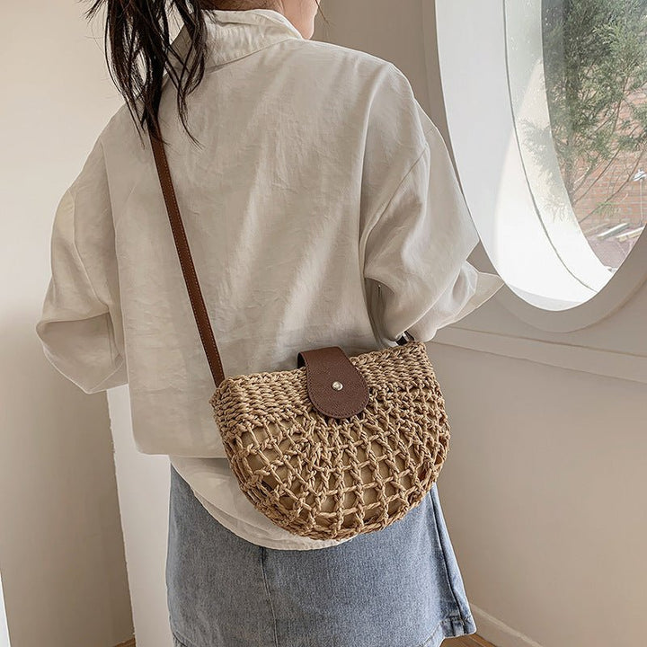 Lightweight women's natural braided straw shoulder bag, ideal for beach & summer outings.
