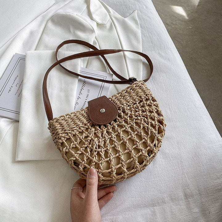 Fashionable women's braided straw crossbody, lightweight & perfect for bohemian summer style.