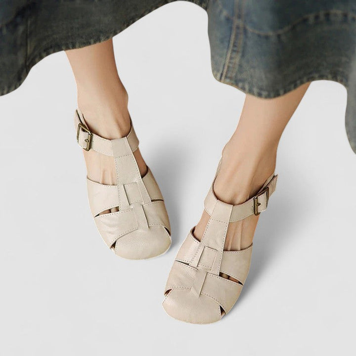 Comfortable closed-toe women's sandals, multi-strap design & adjustable buckle, ideal for casual summer style.
