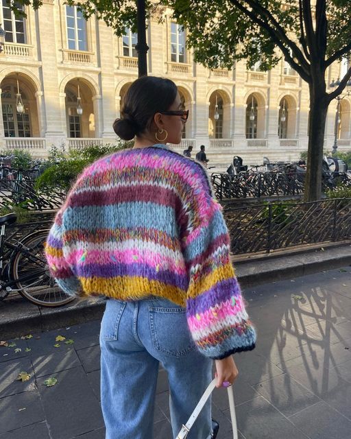 Trendy women's color-block cropped knit sweater. Comfortable long-sleeve top for stylish autumn and everyday wear.