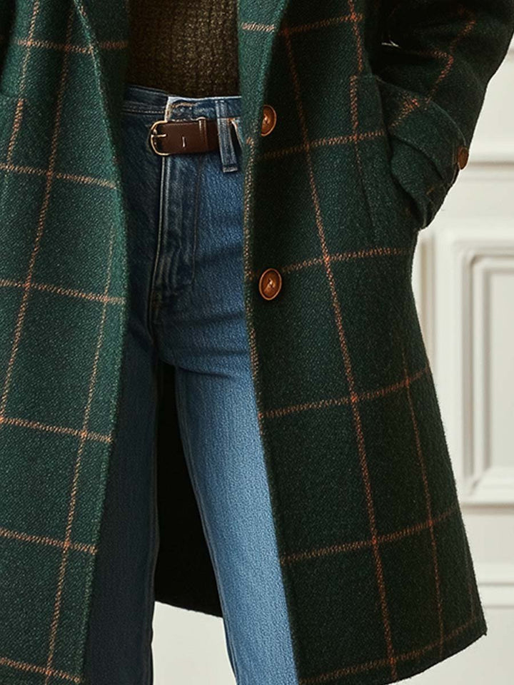 Stylish women's plaid mid-length coat, perfect for winter. Elegant double-breasted outerwear with a sophisticated design.