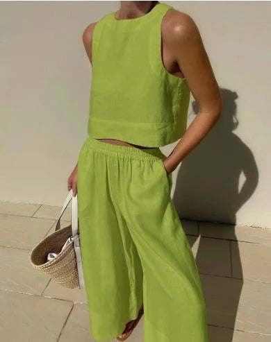 Casual women's two-piece lounge set with sleeveless crop top & elastic waist wide-leg pants.