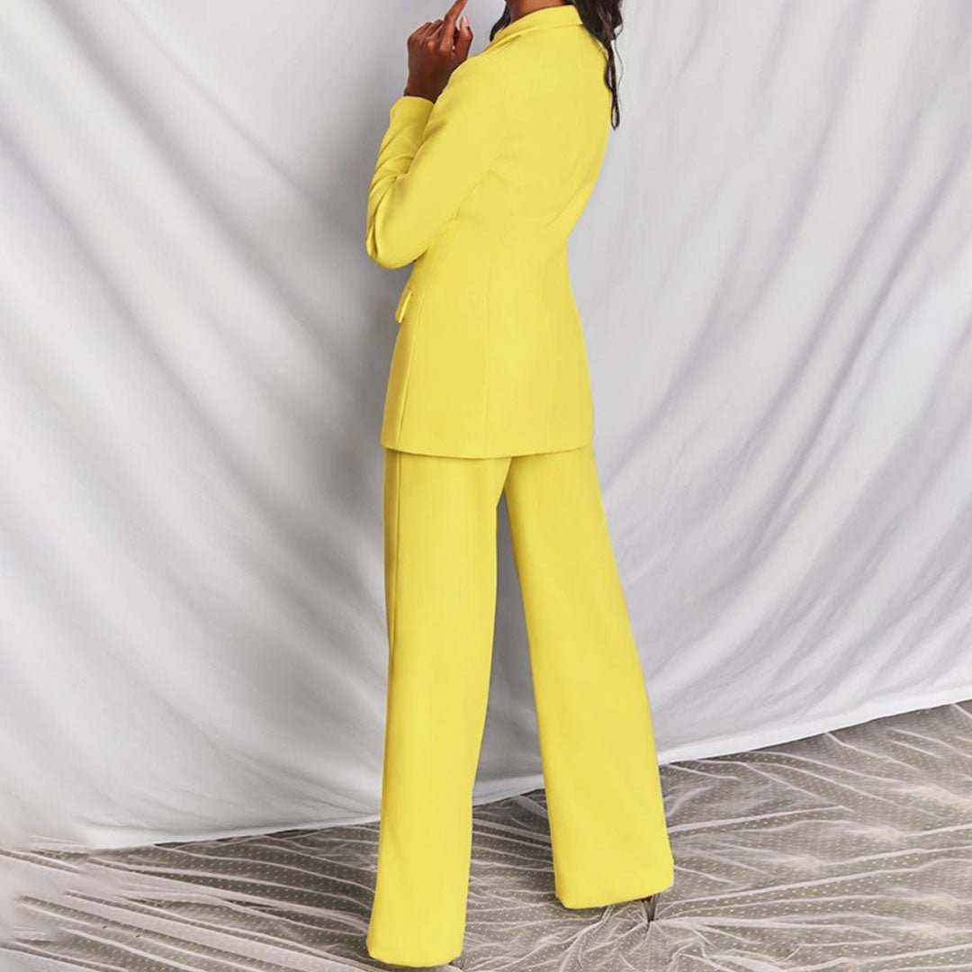 Versatile women's two-piece set, a chic blazer and comfortable trousers for any occasion.