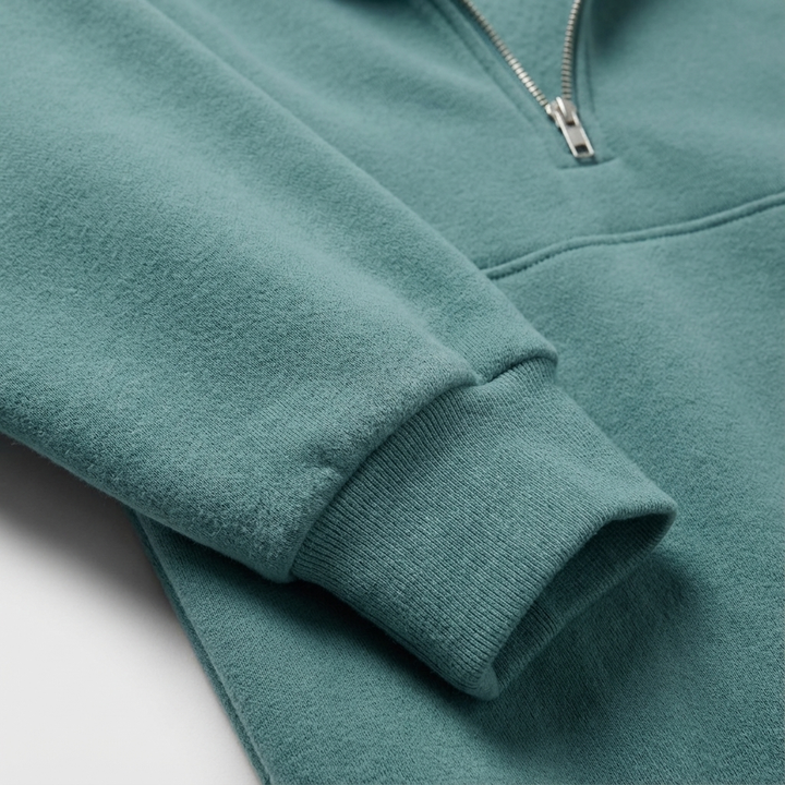 Women's casual two-piece half-zip tracksuit. Comfortable jogger set perfect for everyday and travel.