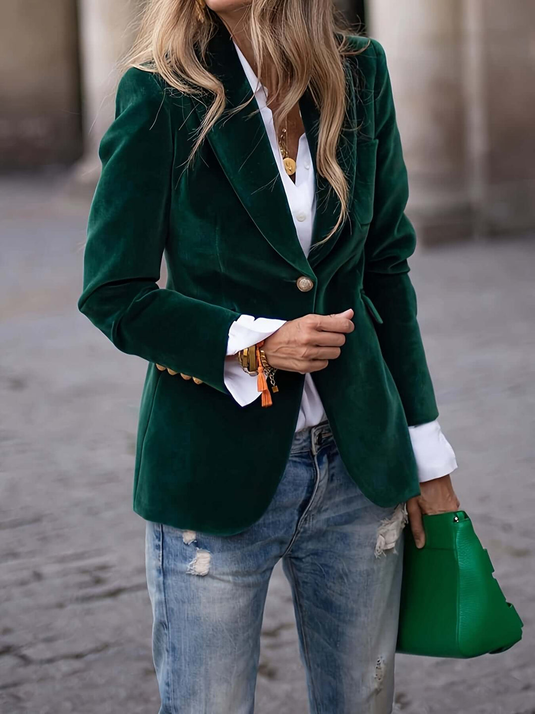Chic women's emerald green blazer, tailored fit, featuring prominent golden buttons. Sophisticated fashion.
