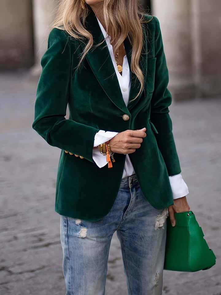 Chic women's emerald green blazer, tailored fit, featuring prominent golden buttons. Sophisticated fashion.