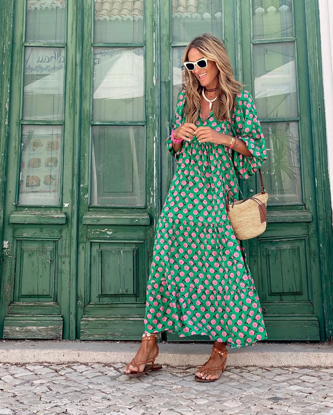 Elegant women's tiered maxi dress with balloon sleeves and a beautiful floral pattern for summer.