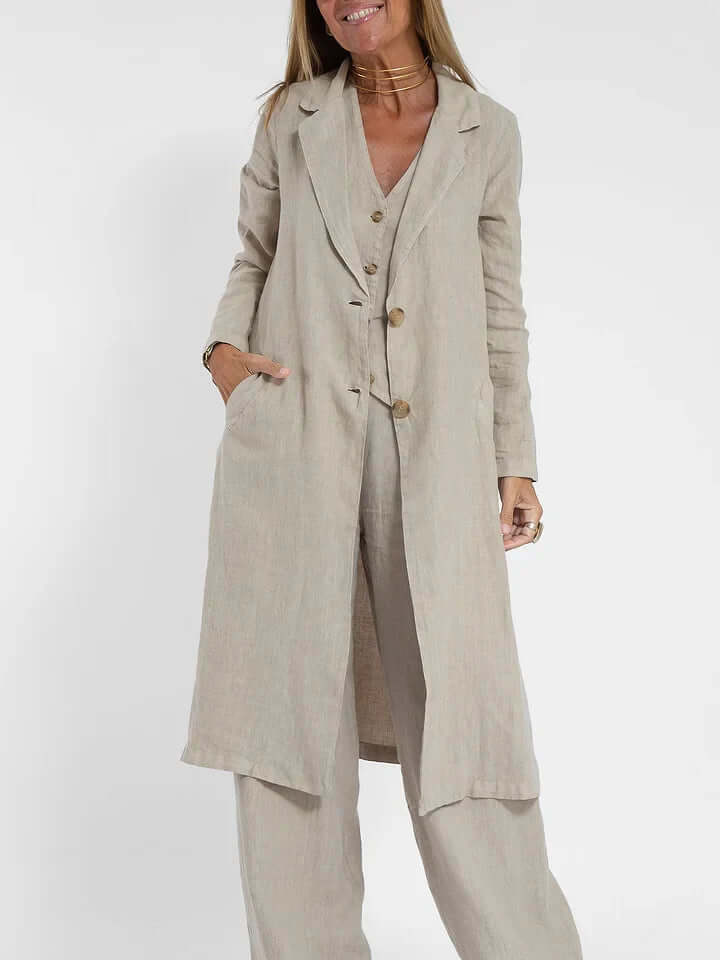 Versatile women's vest and pant set. Ideal for both casual and elegant styling, a chic two-piece.