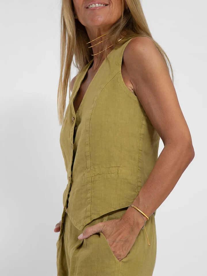 Casual women's two-piece set: comfortable vest and pants for everyday chic and spring fashion.