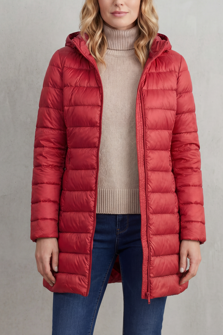 Packable women's travel puffer jacket with hood. Ultra-warm & stylish for fall/winter journeys.