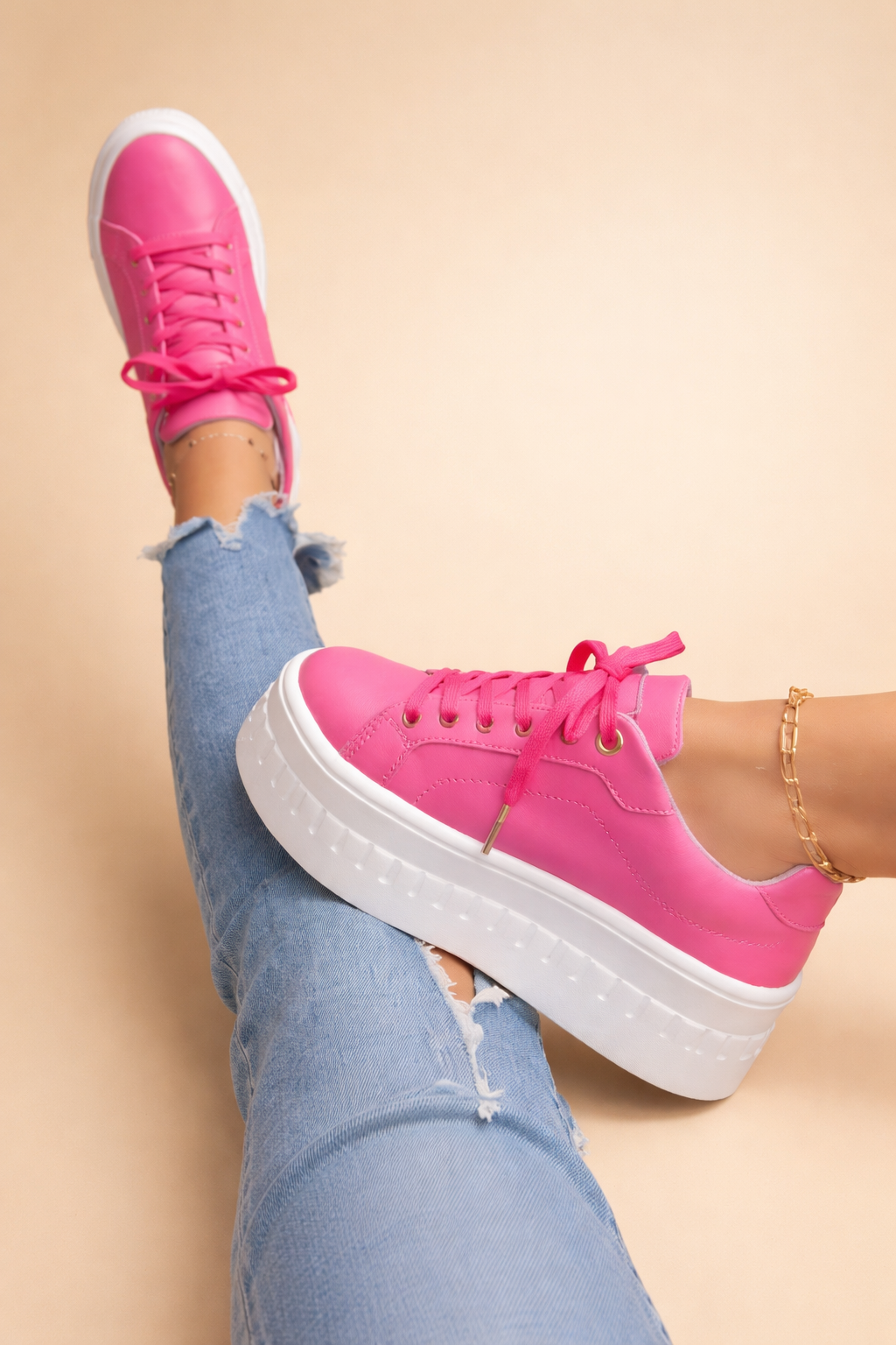 Side view of women's urban platform sneakers, highlighting the fashionable and trendy design.