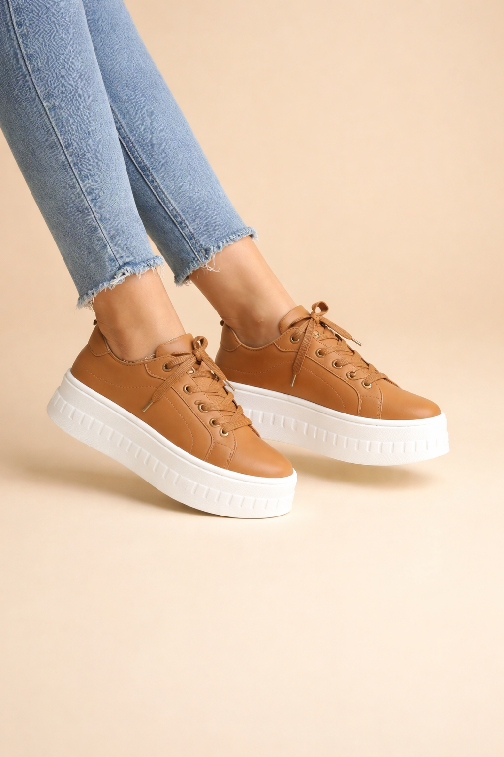 Fashion-forward women's sneakers featuring a modern platform sole for an edgy urban look.