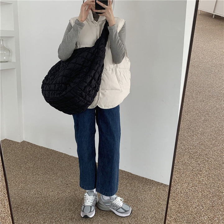 Elegant women's down shoulder bag, a lightweight & versatile travel essential. Comfortable everyday tote with ample space.