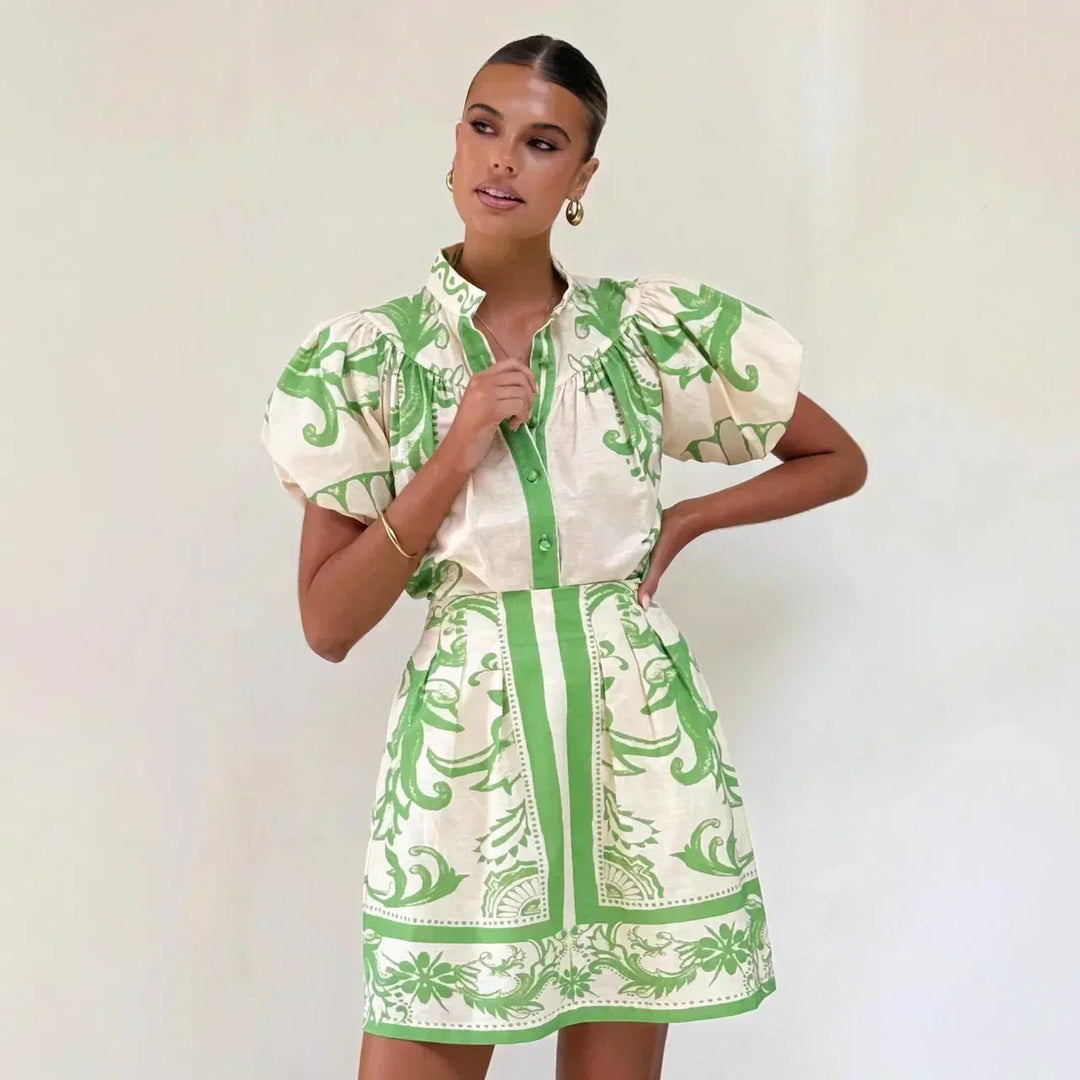 Casual women's floral mini dress, featuring chic puff sleeves, ideal for spring.