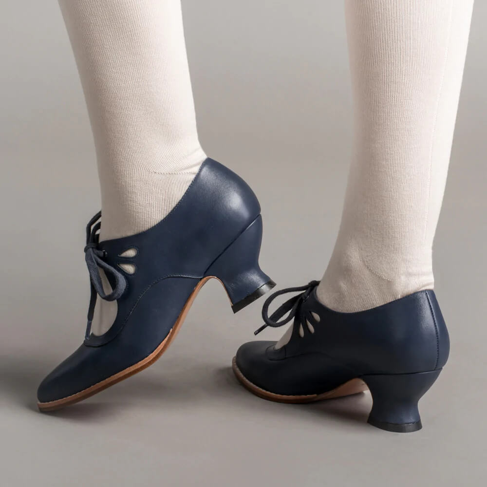 Classic closed-toe Mary Jane shoes for women, featuring a retro design & stable block heel. Vintage fashion.