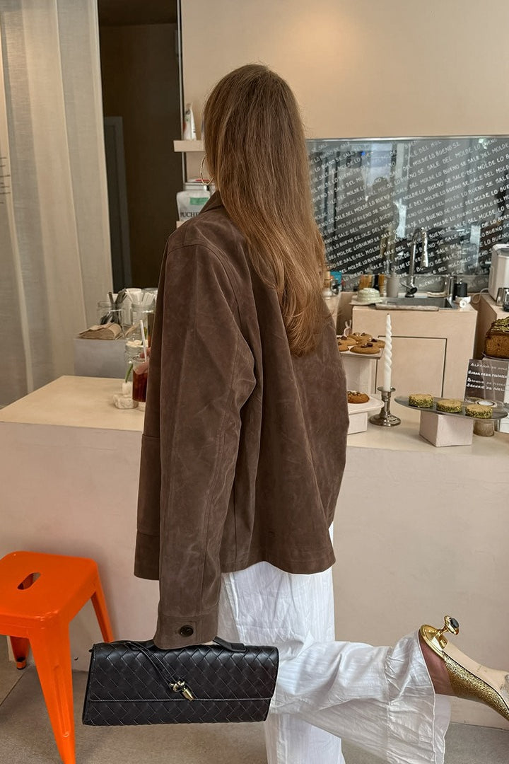 Timeless women's vintage brown jacket with a classic notched lapel design, perfect for sophisticated autumn outfits.