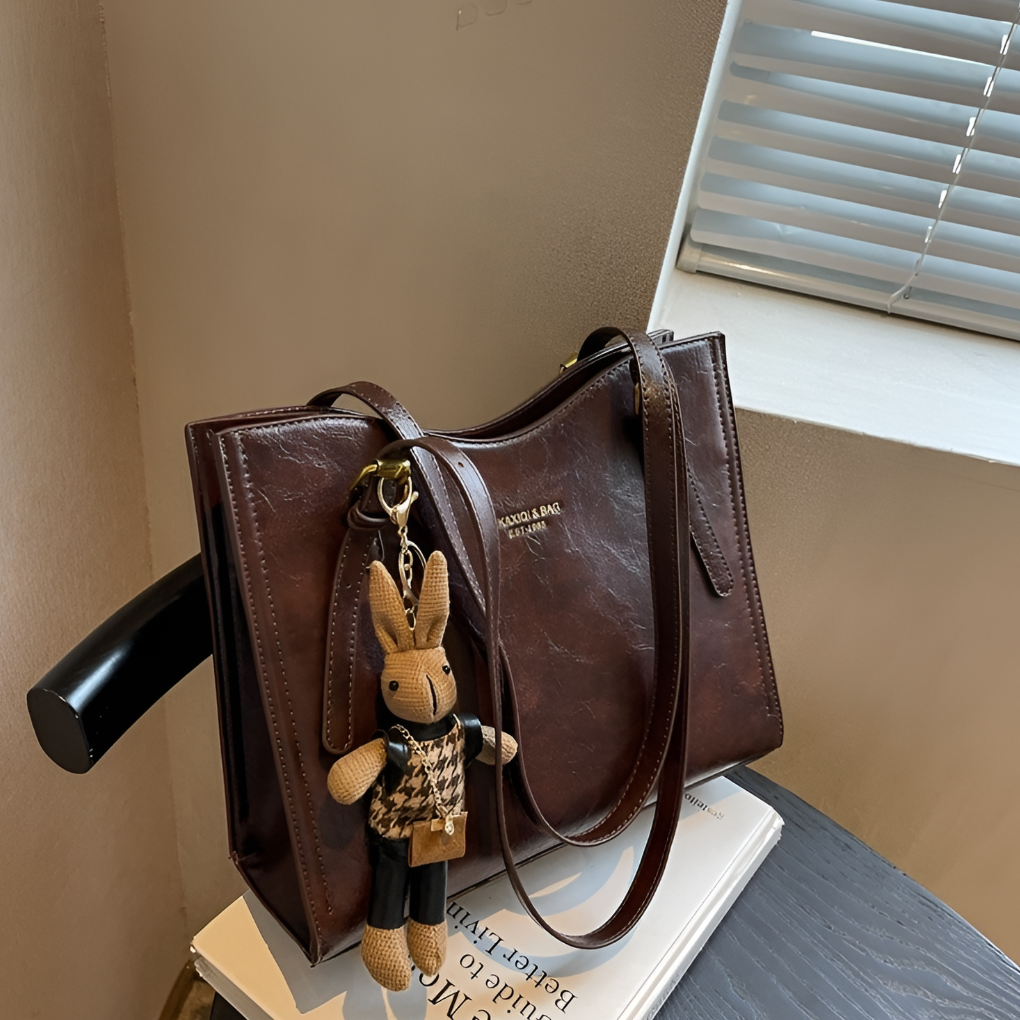 Stylish women's leather tote bag in a vintage design. Versatile shoulder bag and handbag, great for daily use.