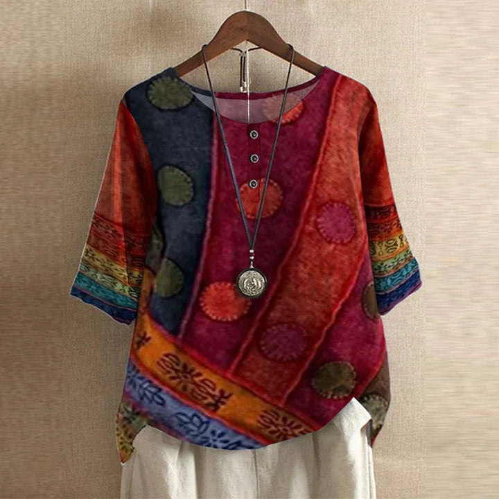 Casual women's blouse with a charming vintage floral print. Shortsleeve, roundneck, relaxed fit.
